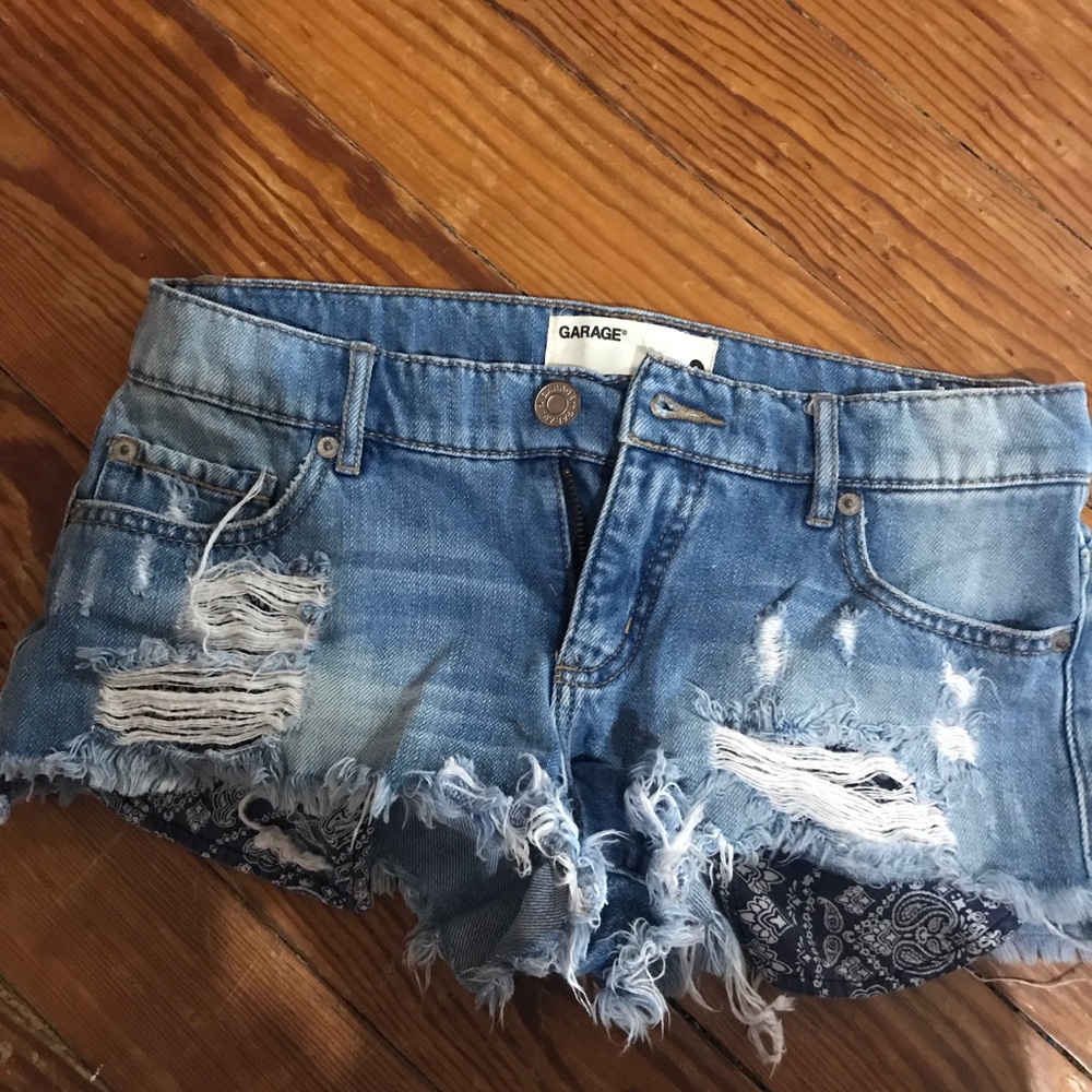 Denim shorts with navy blue pocket detailing